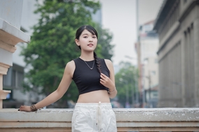 亚洲性感肚脐装背心美女摄影图片